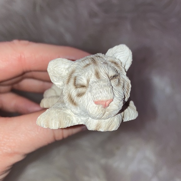 SANDICAST Vintage Sleeping White Tiger Cub Figurine - Picture 11 of 12